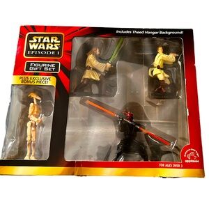 NIB, Star Wars Episode 1, Figurine Gift Set. Includes Theed Hangar Background.
